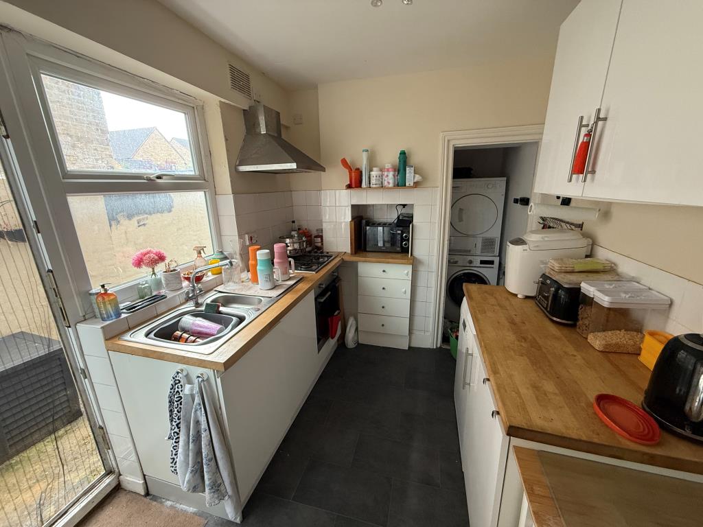 Lot: 44 - MID-TERRACE HOUSE FOR INVESTMENT - Kitchen